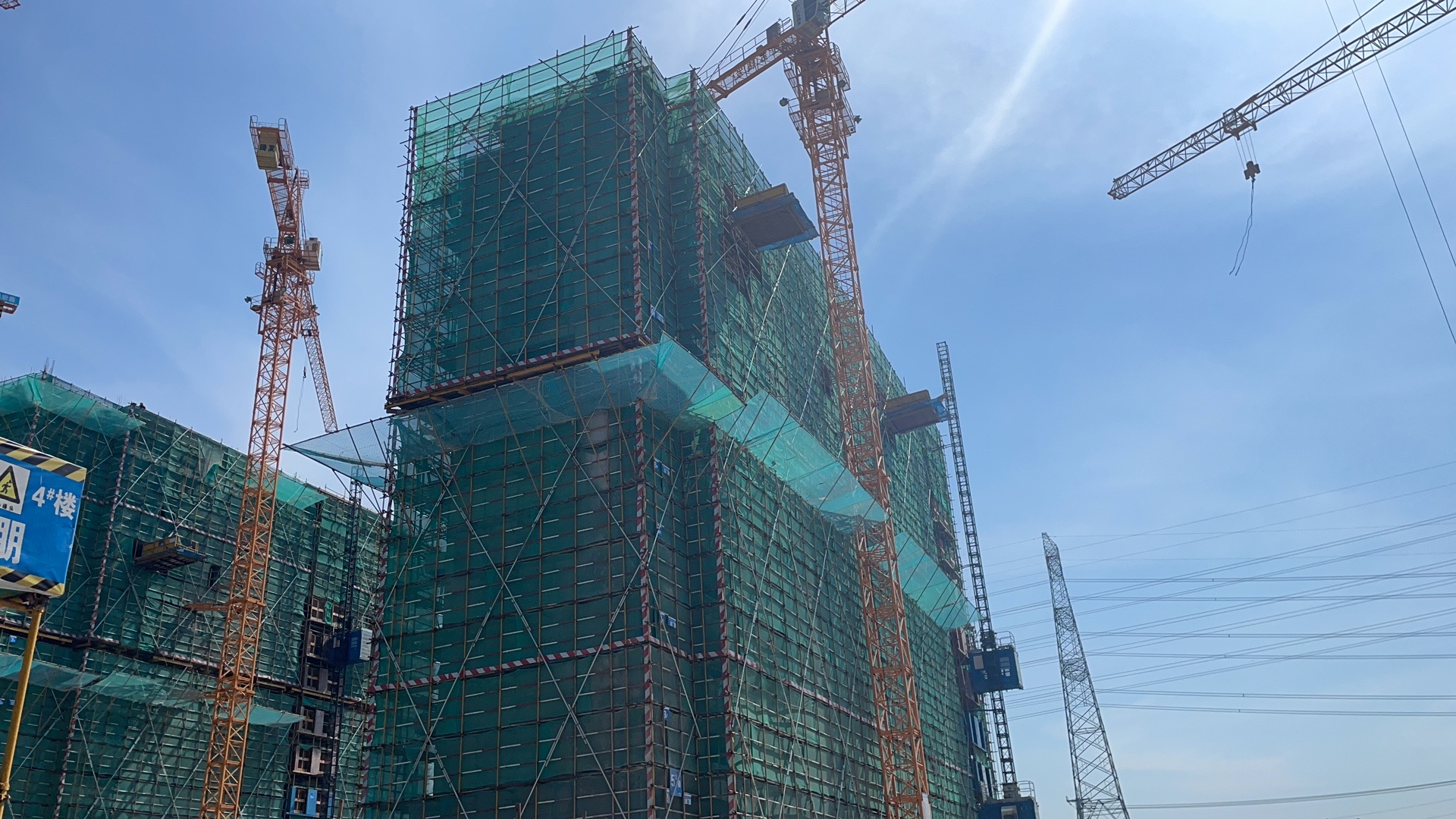 我們是一家集工業與民用建設、安裝、裝修裝飾、地基與基礎、大型土石方、市場開發為一體的施工總承包企業。