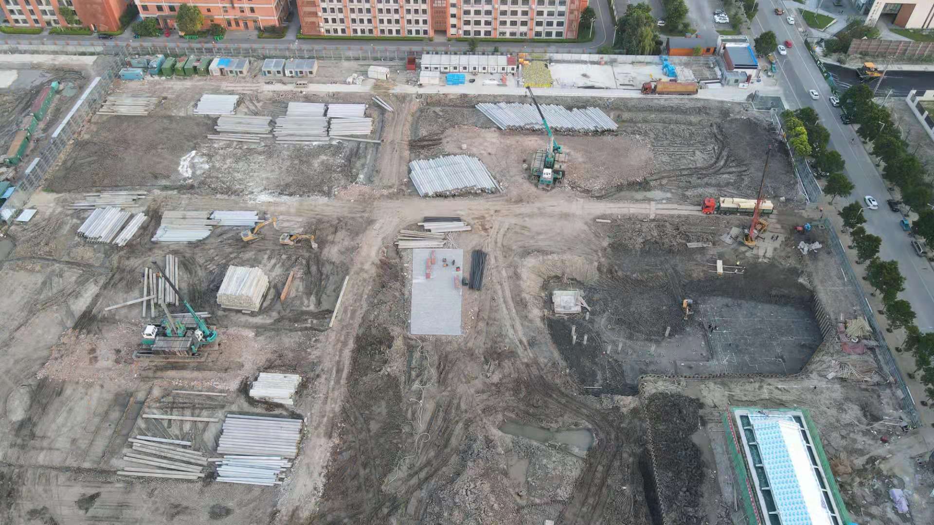 我們是一家集工業與民用建設、安裝、裝修裝飾、地基與基礎、大型土石方、市場開發為一體的施工總承包企業。