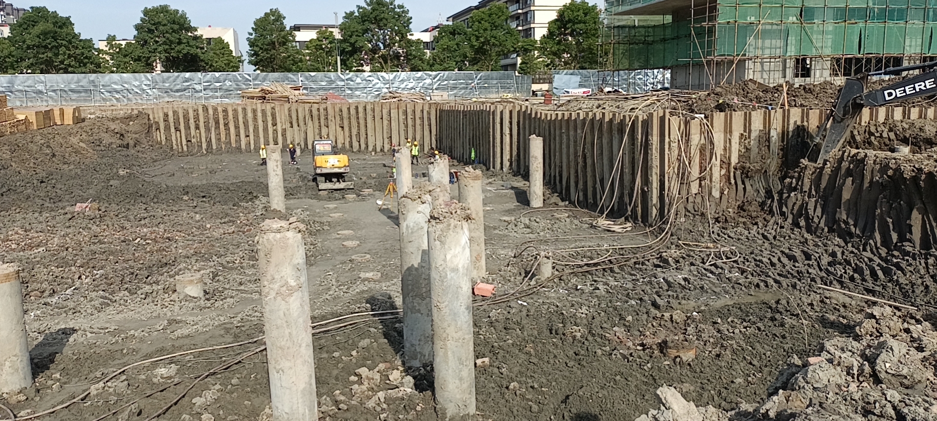 我們是一家集工業(yè)與民用建設(shè)、安裝、裝修裝飾、地基與基礎(chǔ)、大型土石方、市場(chǎng)開(kāi)發(fā)為一體的施工總承包企業(yè)。