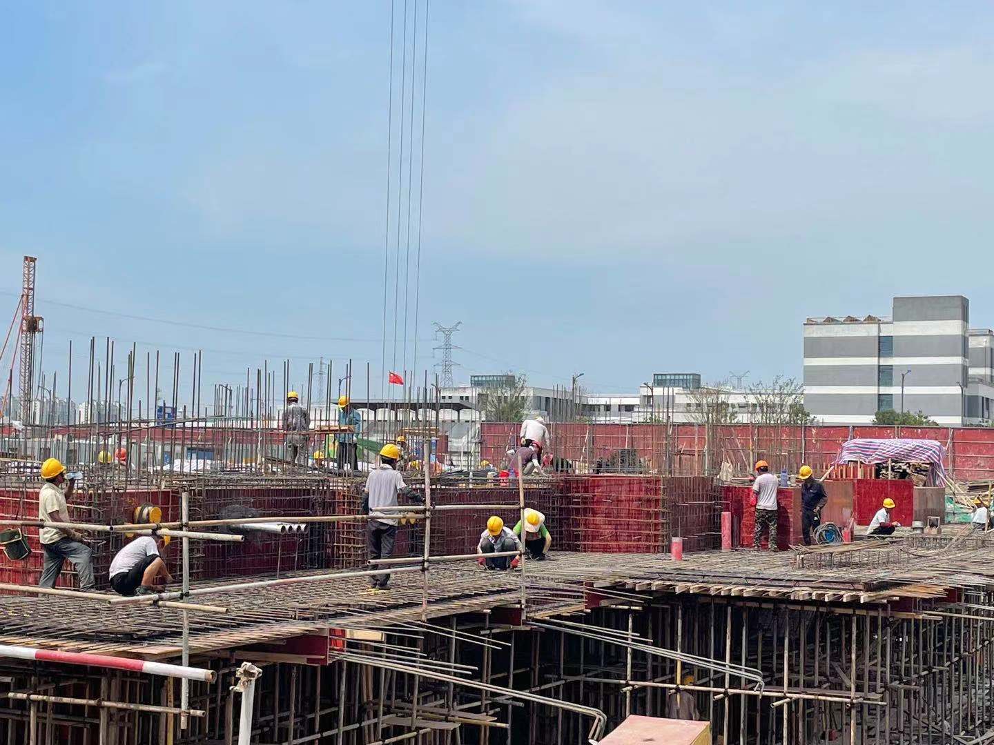 我們是一家集工業與民用建設、安裝、裝修裝飾、地基與基礎、大型土石方、市場開發為一體的施工總承包企業。